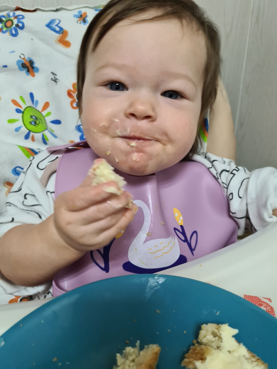 Кушает только любимые продукты) 