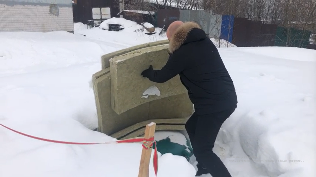 Руководитель компании СКГАЗ Алексей Иванов проверяет утепление газгольдера