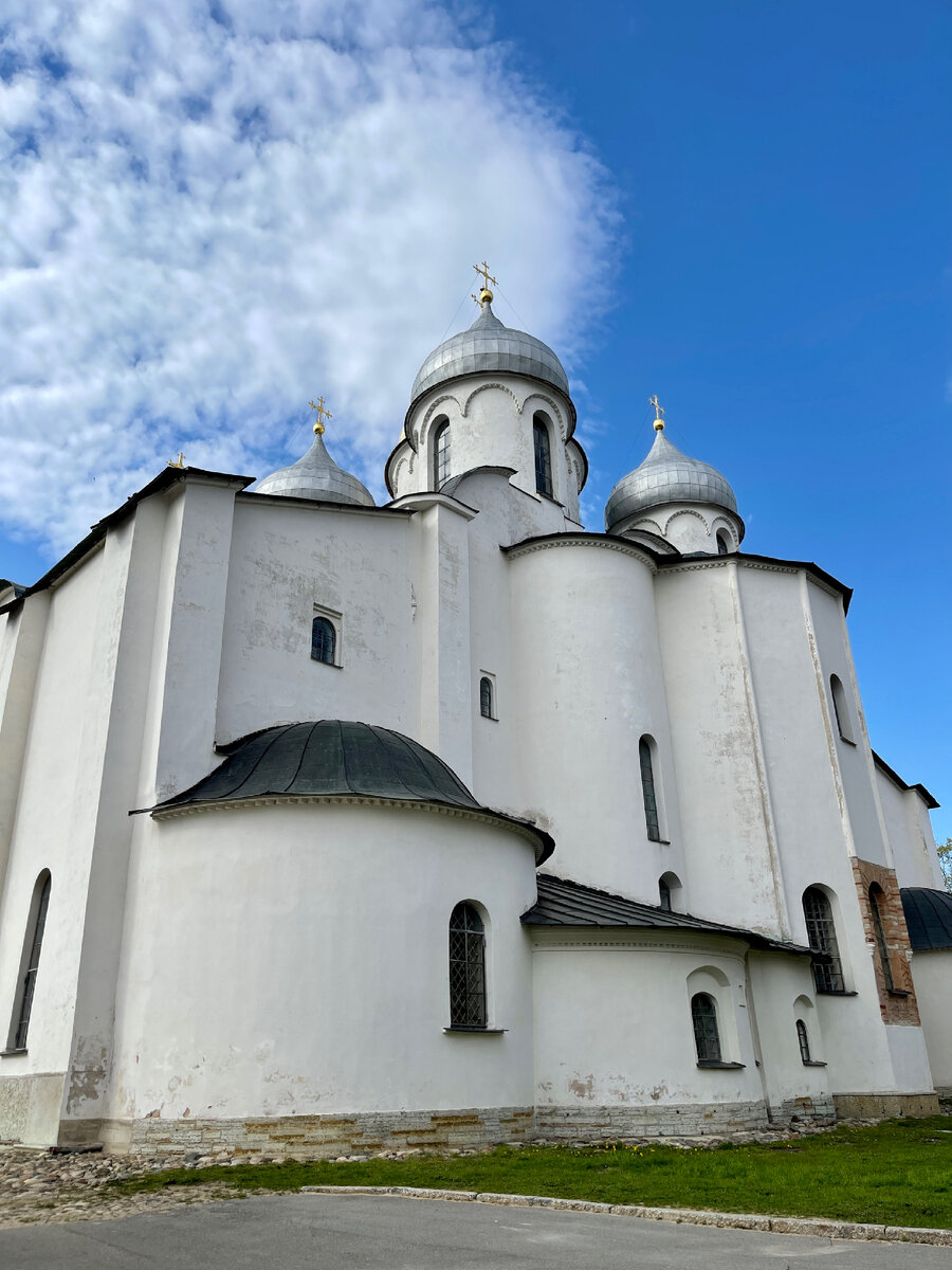 Собор Святой Софии заложен и построен в середине 11 века