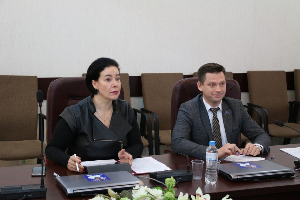     Кто займет пост - Елена Дятлова или Алексей Сагайдак - станет известно 1 декабря.  Горсовет Калининграда