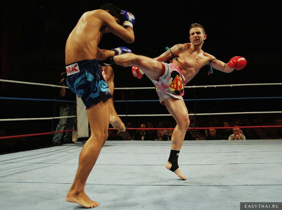 Фото из открытых источников. Обратите внимание - на предплечьях ленты и шорты яркие, броские - это особенность экипировки. У меня двое таких шорт, заказал еще в 2013 прямо в Таиланде. Конечно всегда используются и перчатки.