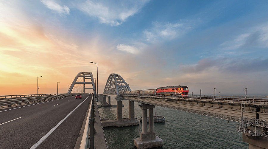 Поезд на Крымском мосту // Фото: пресс-служба компании «Гранд Сервис Экспресс» 