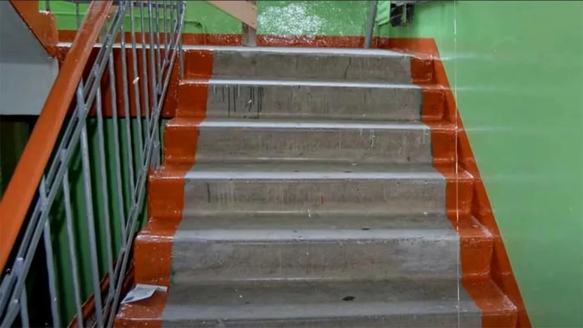 Окрашивали пол той краской,которую можно было достать.