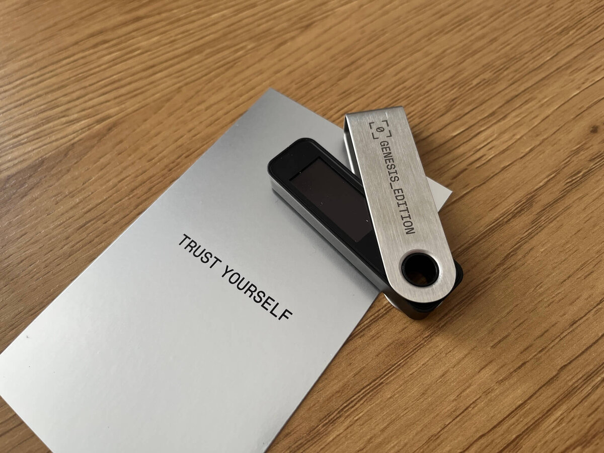    Аппаратный кошелёк Ledger Nano S Plus Genesis Edition