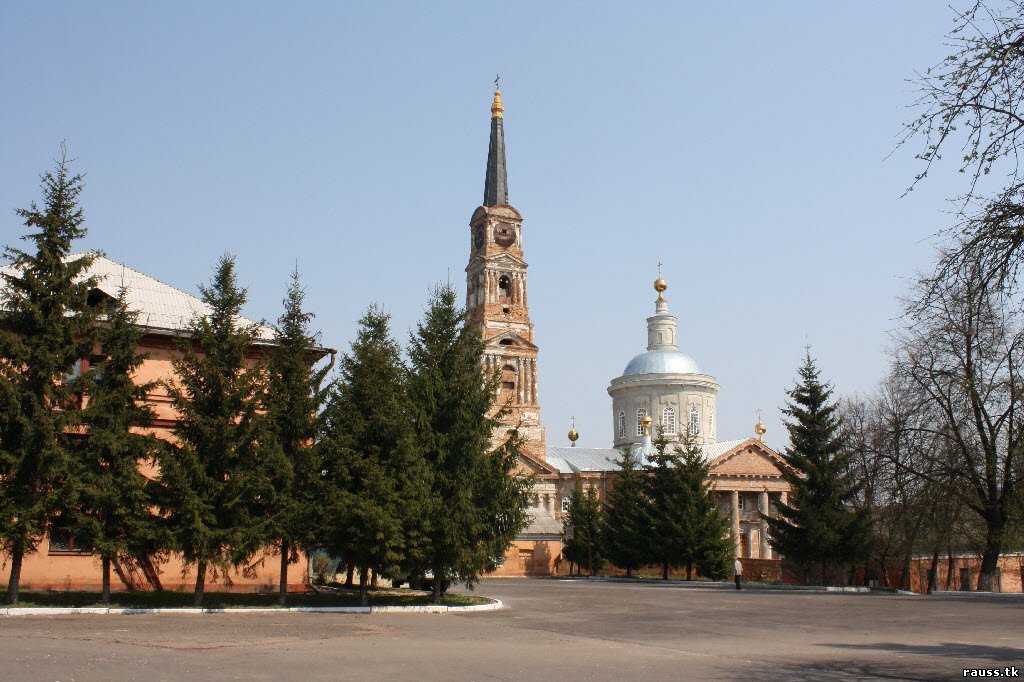 Территория училища.