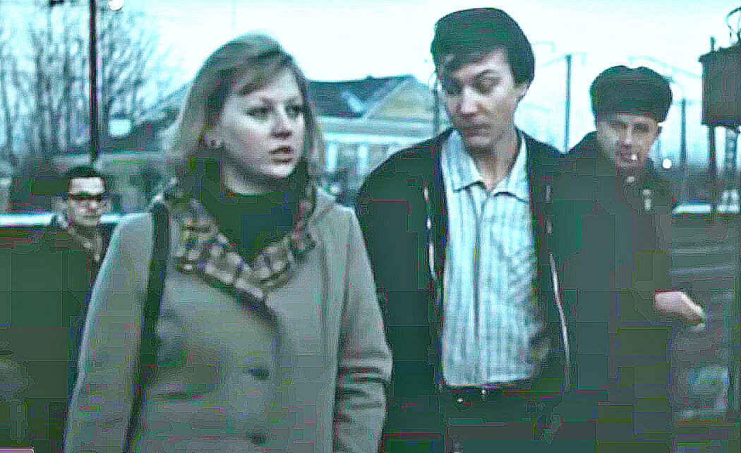 Наталья Макарская (актриса Светлана Крючкова) и Васенька Сарафанов (актёр Владимир Изотов). "Случайная" встреча у вокзала