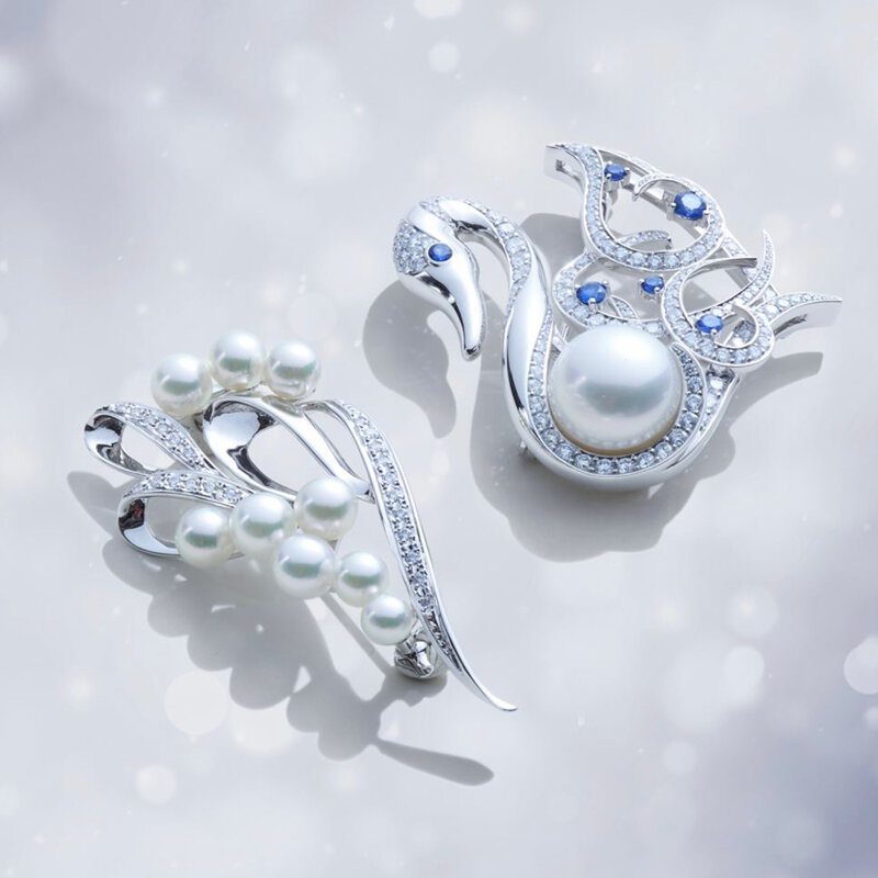 На фото: броши Mikimoto из коллекции Classic