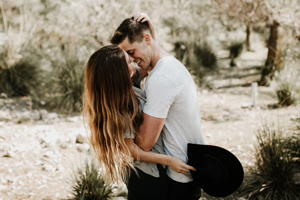 Парень признается в любви девушке. Девушка мечтает о мужчине. Самым важным из которых. Счастливые отношения между мужчиной и женщиной. Самым важным из которых.