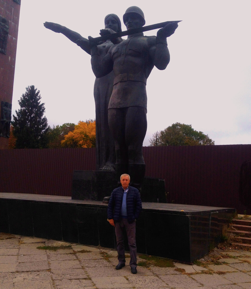 Автор материала Валерий Громак у мемориала в 2018 году