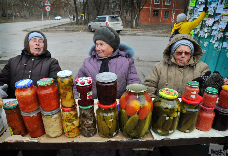 Бабушка засолила огурцы и помидоры