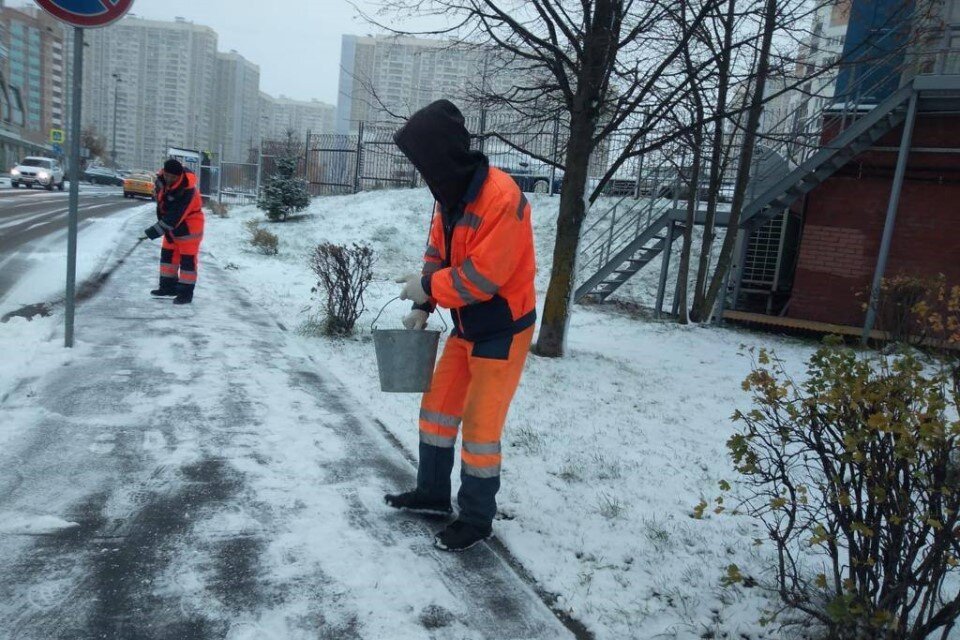     Коммунальщики регулярно убирают улицы столицы  комплекс городского хозяйства Москвы