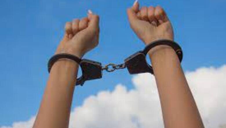 Полиция перестанет надевать наручники на женщин и детей