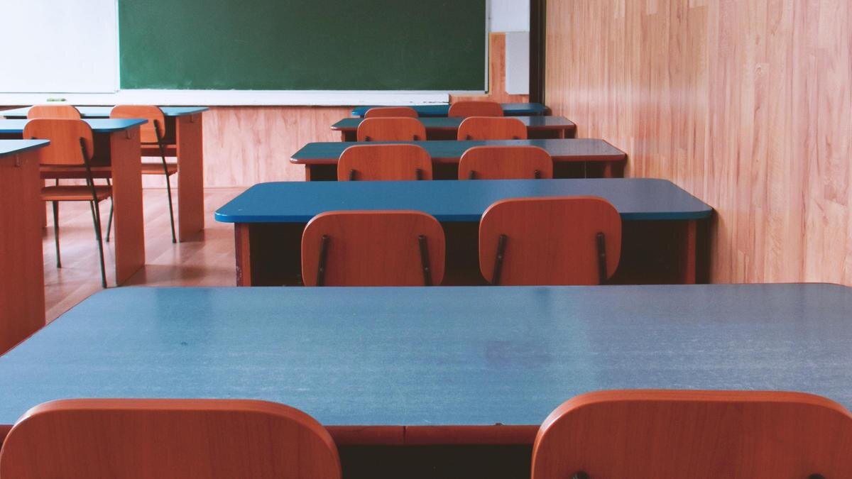    Парты в классе:pexels.com
