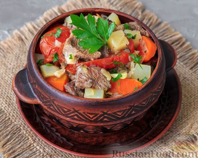 голяшка говяжья, картофель, лук репчатый, помидоры, морковь, чеснок, лавровый лист, тимьян, масло растительное, соль, перец чёрный молотый, зелень петрушки