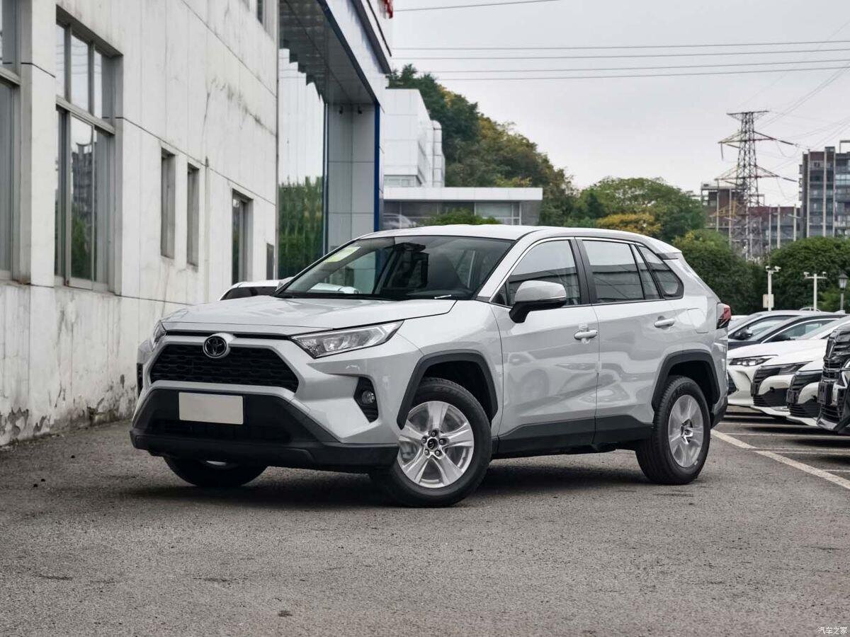 Смотрим на эксклюзивные комплектации Toyota RAV4, которых раньше не было в  России | КЛЮЧАВТО | Дзен