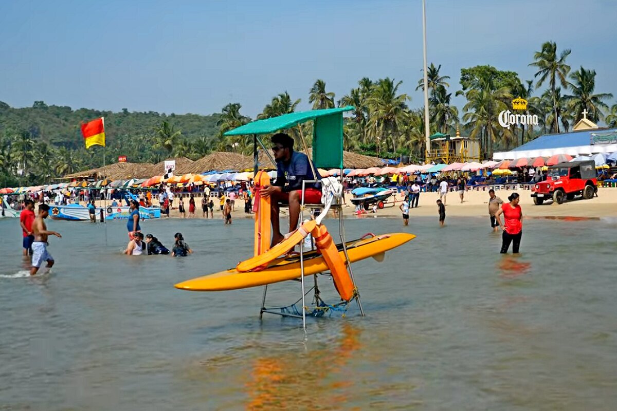 На пляже Бага работают спасатели. 