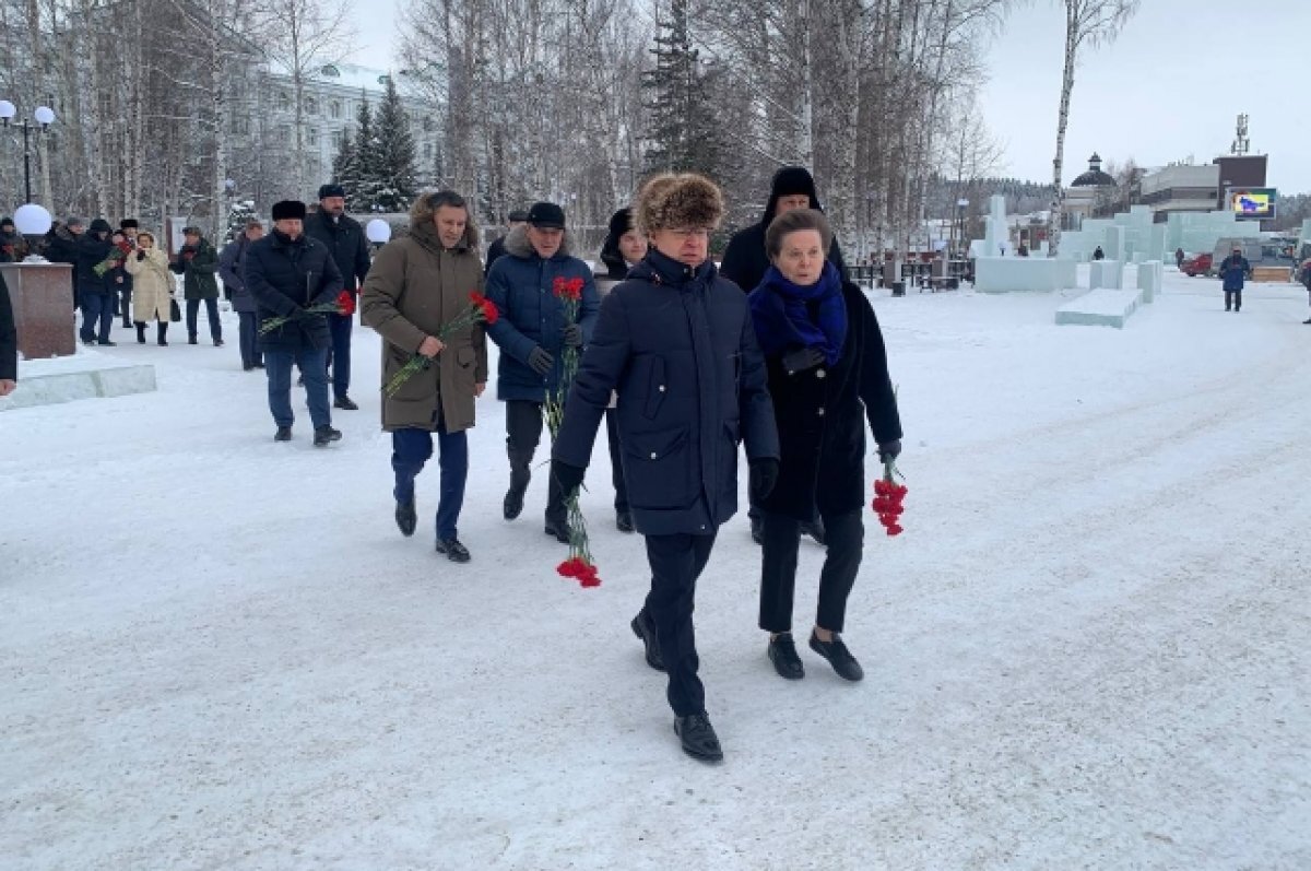    Александр Моор возложил цветы к Мемориалу Славы в Ханты-Мансийске