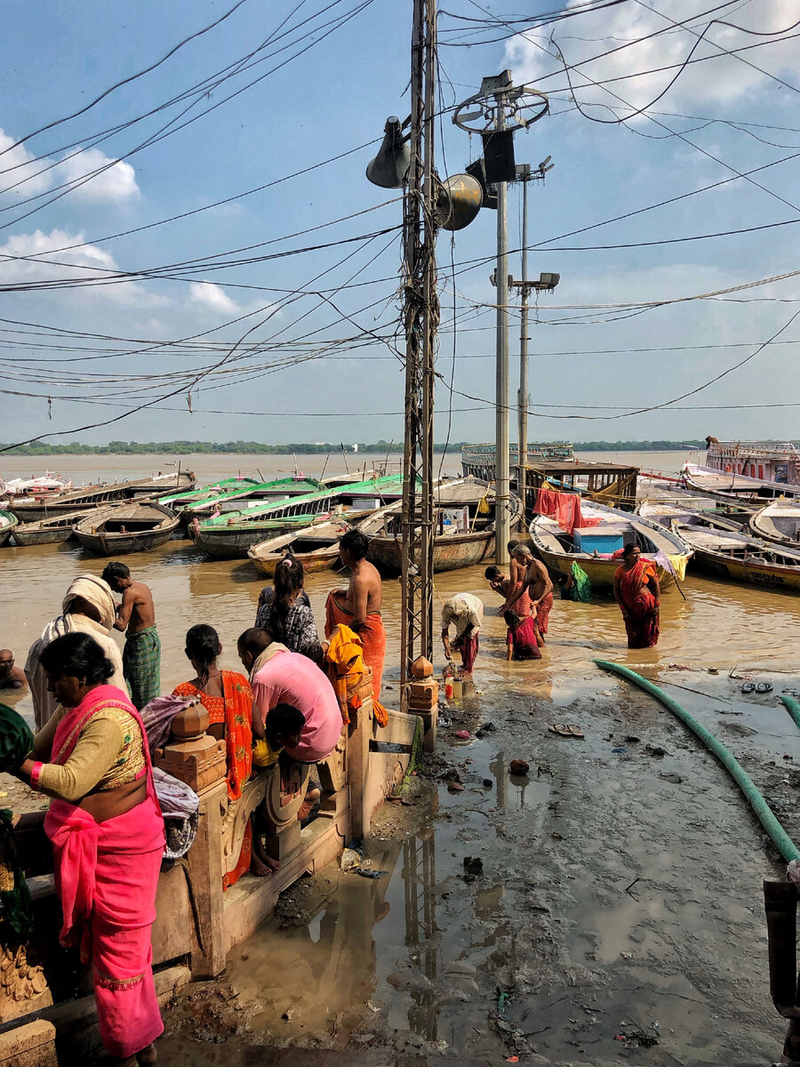 Жители Варанаси моются и стирают вещи в реке Ганг.