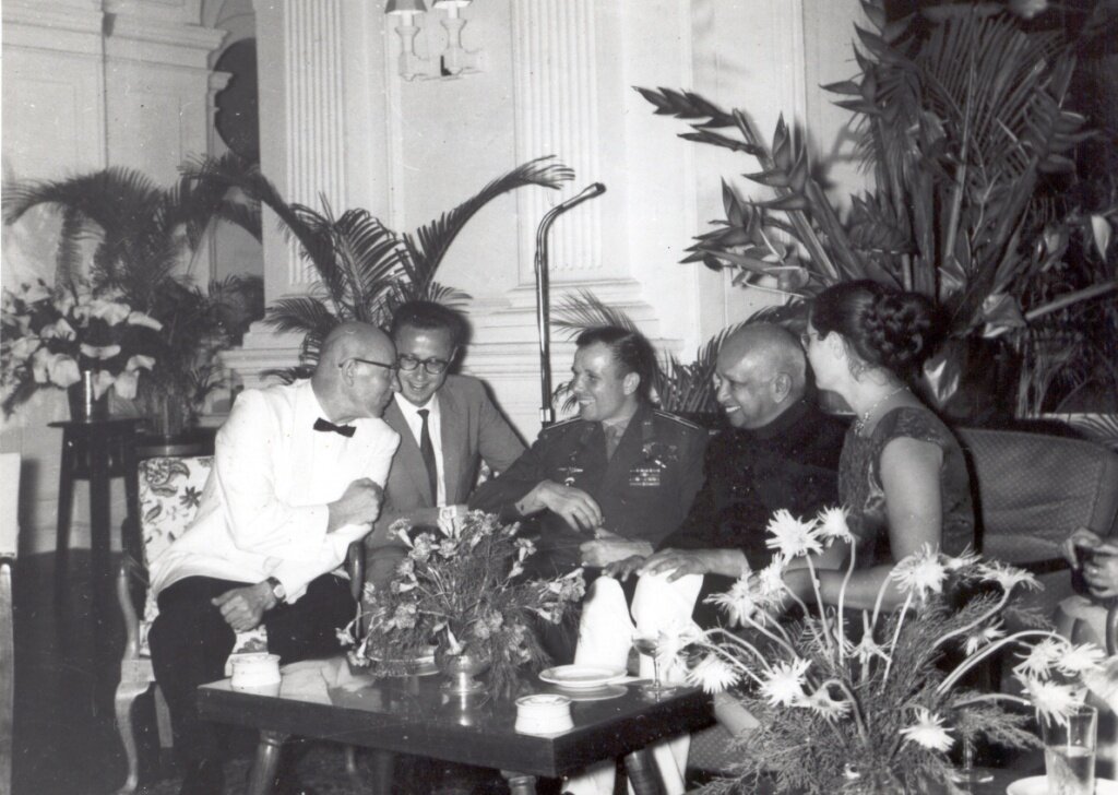 На торжественном приеме у генерала-губернатора. Слева направо: советский посол Тараканов Николай Яковлевич, переводчик Вавилов Андрей Михайлович, первый космонавт Гагарин Юрий Алексеевич, генерал-губернатор Цейлона Гунетиллеке Оливер Эрнест и супруга космонавта Валентина Ивановна. Декабрь, 1961 год