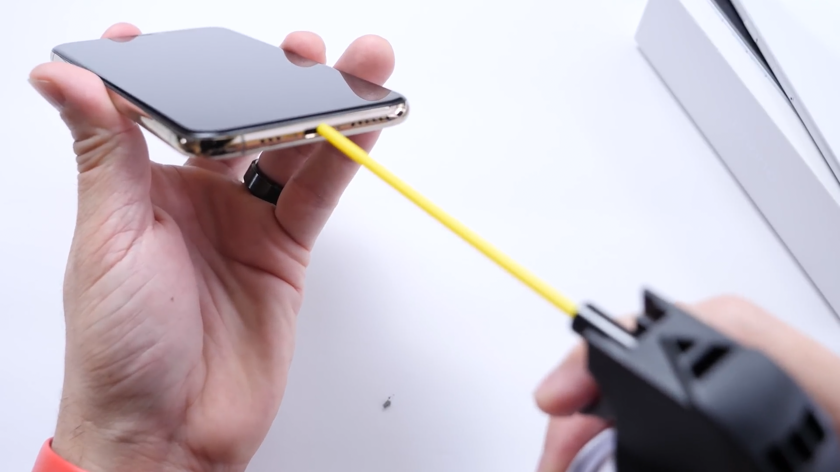 Как очистить динамики на айфон. Чистка динамика iphone. Продувание динамика айфон. Почистить динамик на айфоне. Колонка для айфона