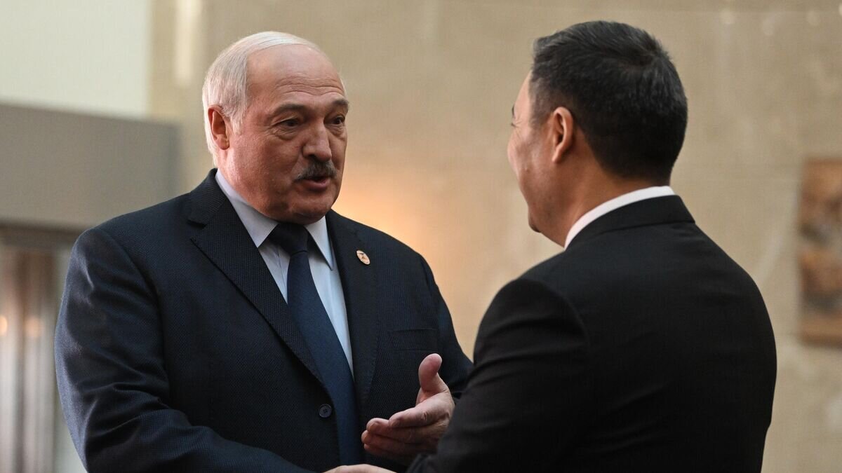    Президент Белоруссии Александр Лукашенко и президент Киргизии Садыр Жапаров перед началом заседания Высшего Евразийского экономического совета на саммите стран - участниц Евразийского экономического союза в Бишкеке© РИА Новости / Павел Бедняков
