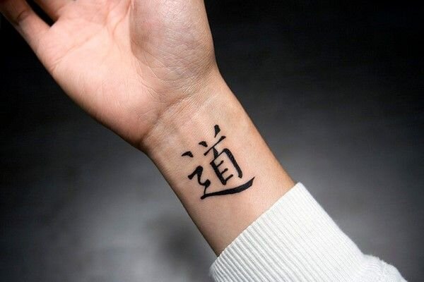 Татуировка с иероглифами