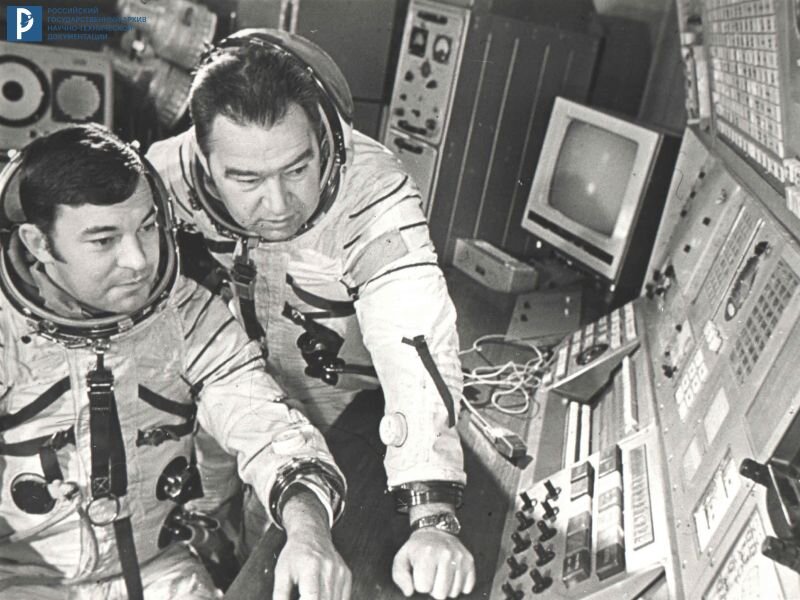 Летчики-космонавты СССР Ю.В. Романенко и Г.М. Гречко у пульта тренажеров спускаемого аппарата во время тренировок в зале тренажеров ЦПК им. Ю.А. Гагарина. Декабрь 1977 г. РГАНТД. Арх. № 1-11711