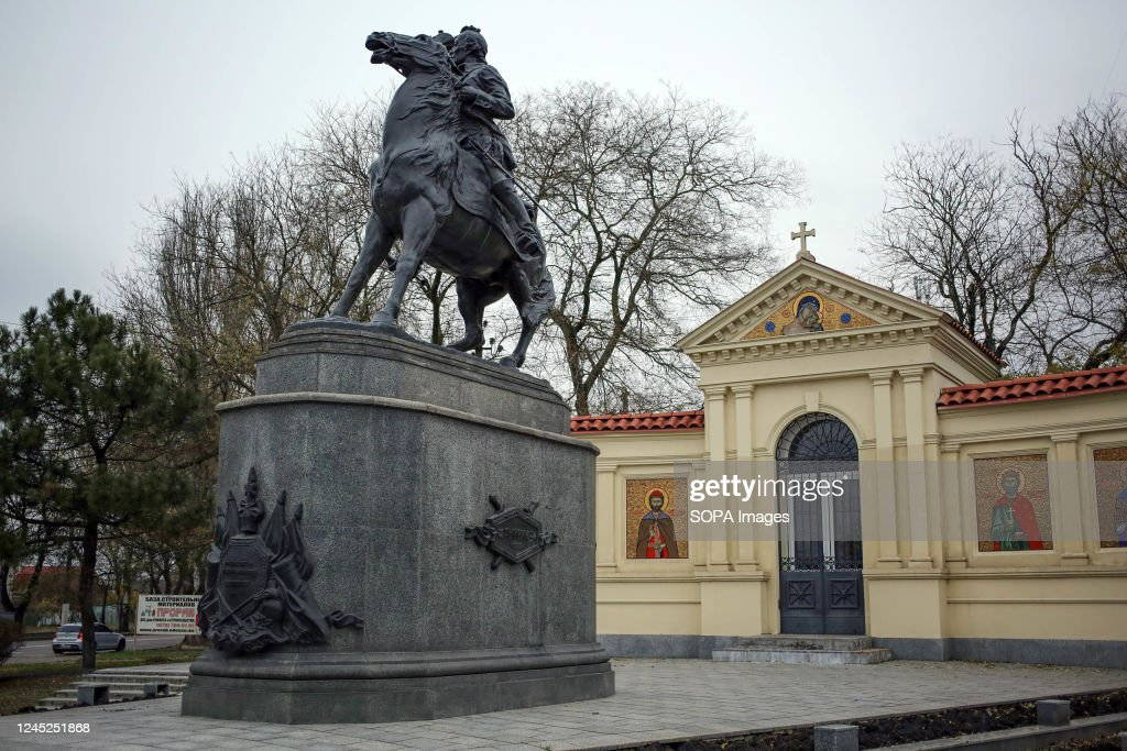 Памятник А.В. Суворову виден на въезде в поселок Котовского.