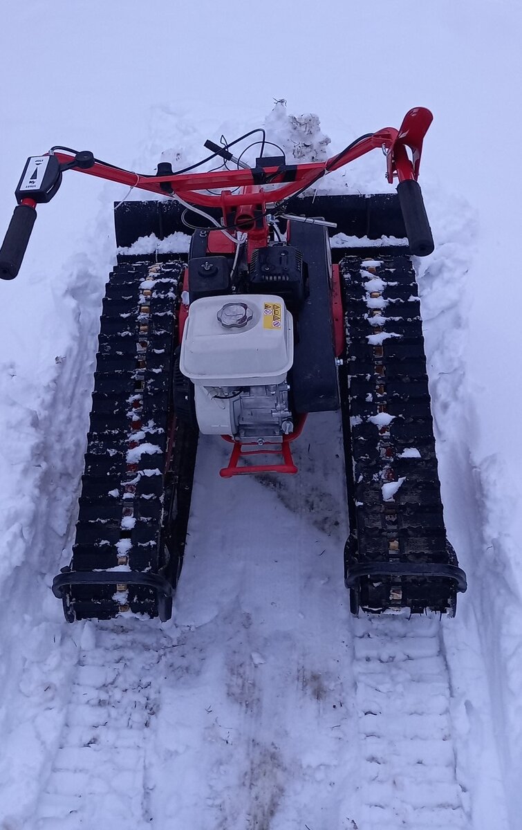 Гуски Крутец отлично встали на Агат, а отвал в прямом положении обеспечивает нормальную ширину для работы. А Каймановский отвал обеспечивает достаточную ширину , чтобы можно было вернуться задним ходом по уже прочищенной колее.