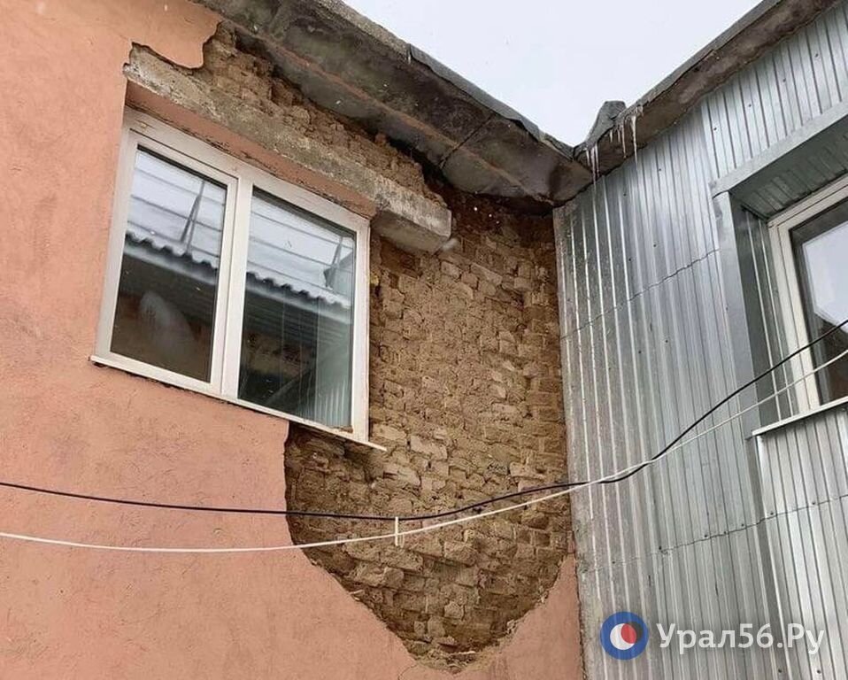    В Оренбургском районе разрушается стена Соловьевской СОШ. Комментарий минобра