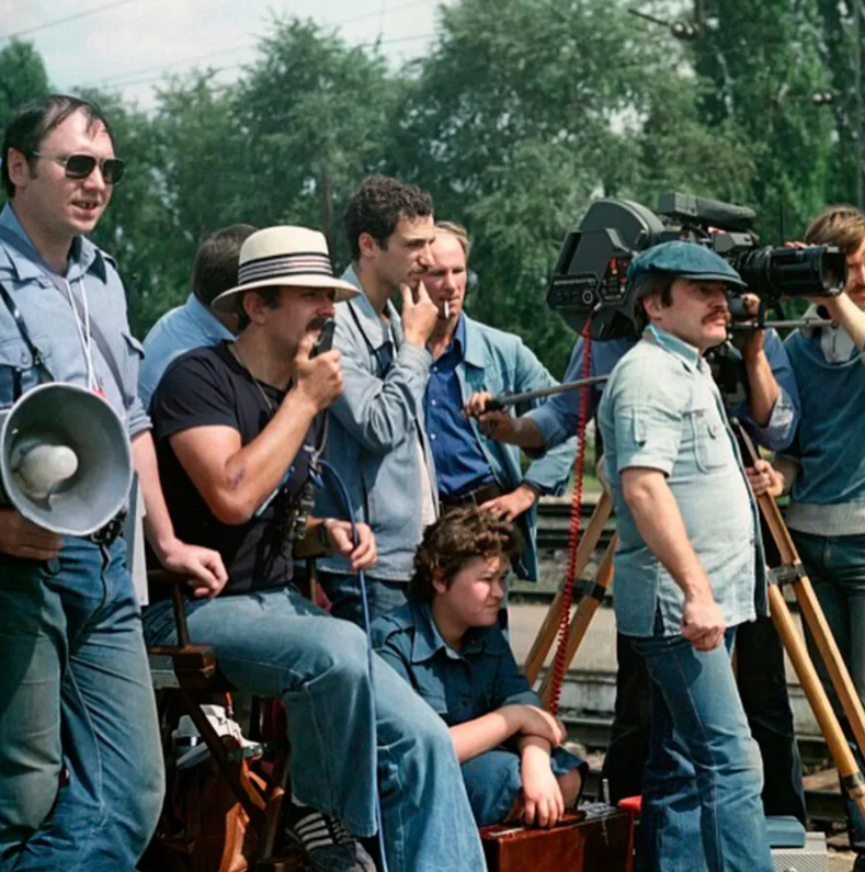 Никита Михалков, Александр Адабашьян и прочие на съёмках фильма «РОДНЯ»
