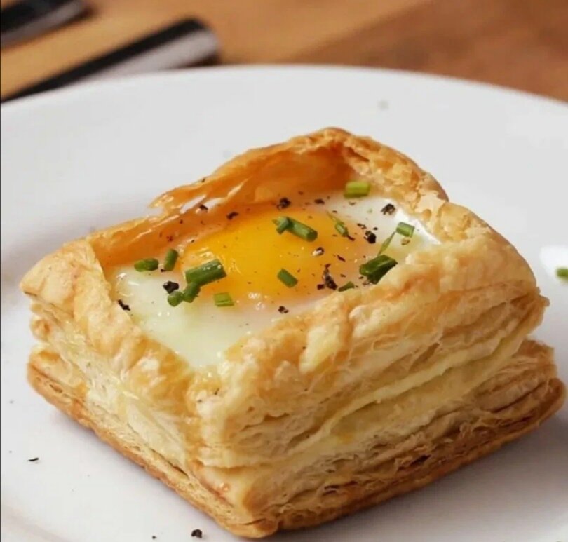 Слойки с яйцом, ветчиной и сыром в домашних условиях.