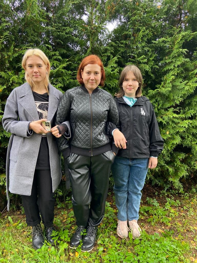 Это фото сделано, как раз, в день знакомства моего мужчины и детей. Жарили шашлык, дети принимали участие в приготовлении, прекрасно провели время.