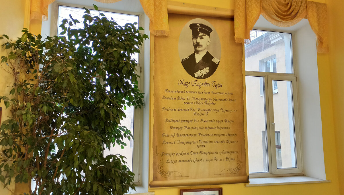 У входа в салон-музей Карла Буллы