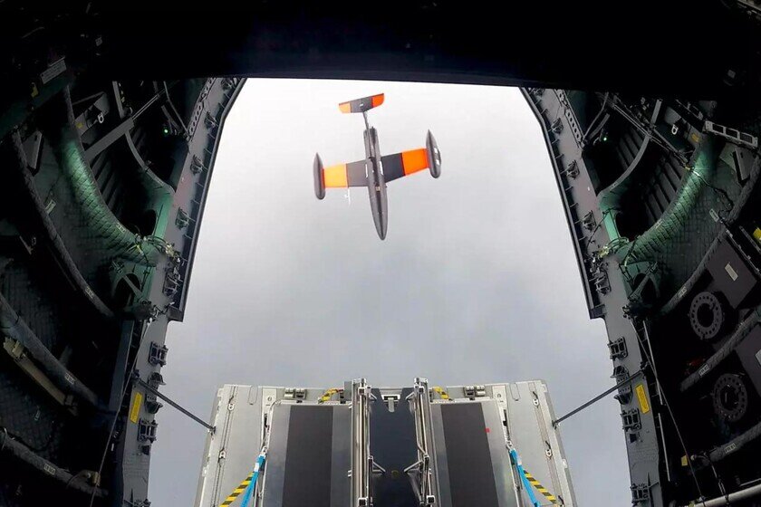    Момент сброса с авианосца A400M. Фото: YouTube