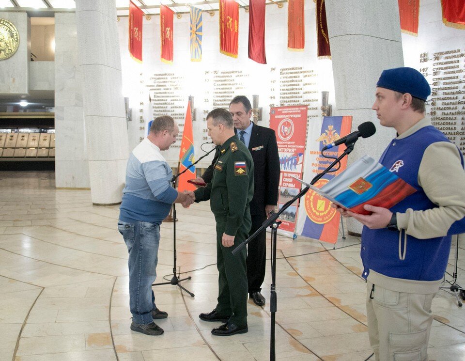    Награды в торжественной обстановке вручил полковник Летунов. Фото: музей-заповедник "Сталинградская битва".
