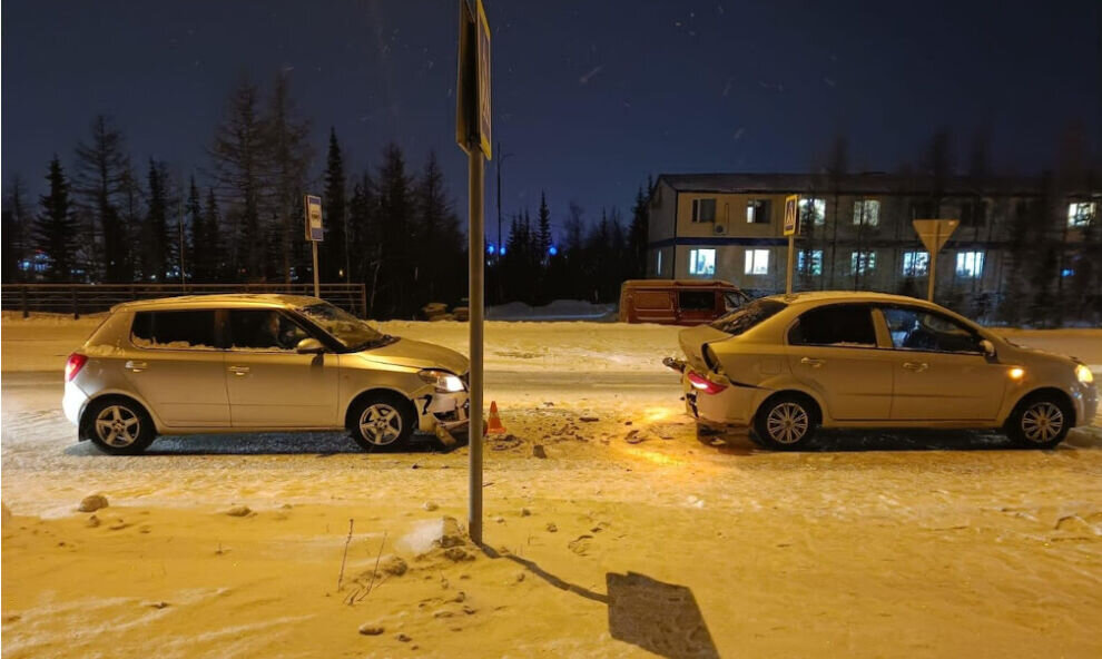    В Лабытнанги водитель иномарки врезался в стоящий автомобиль. Пострадал ребенок