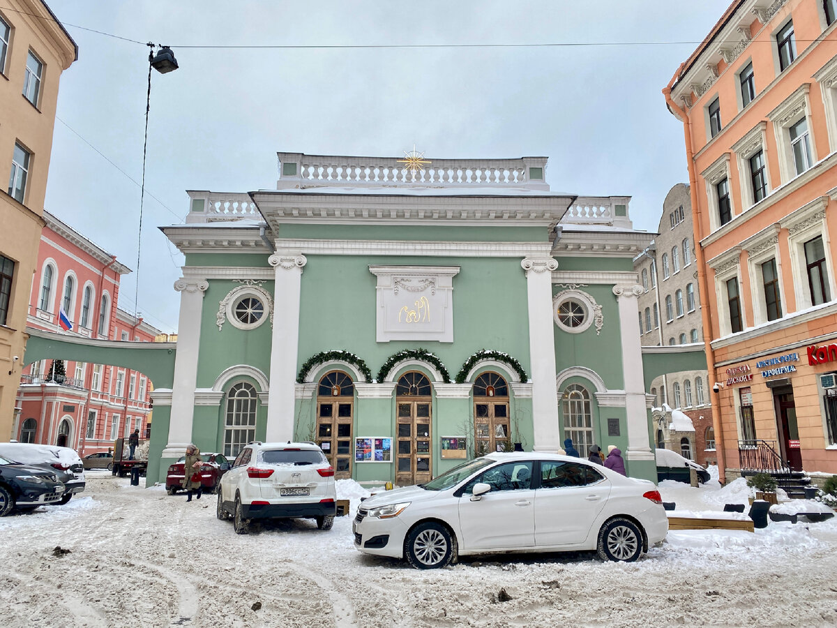 Вход с Кирочной улицы