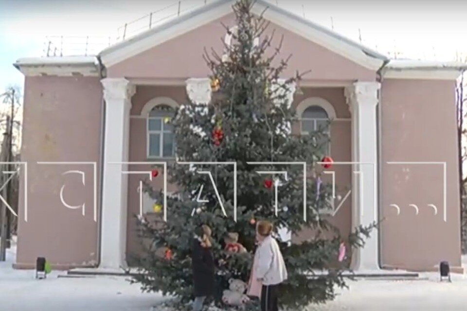     Одну ель установили в Большом Пикино. Фото: "Кстати".
