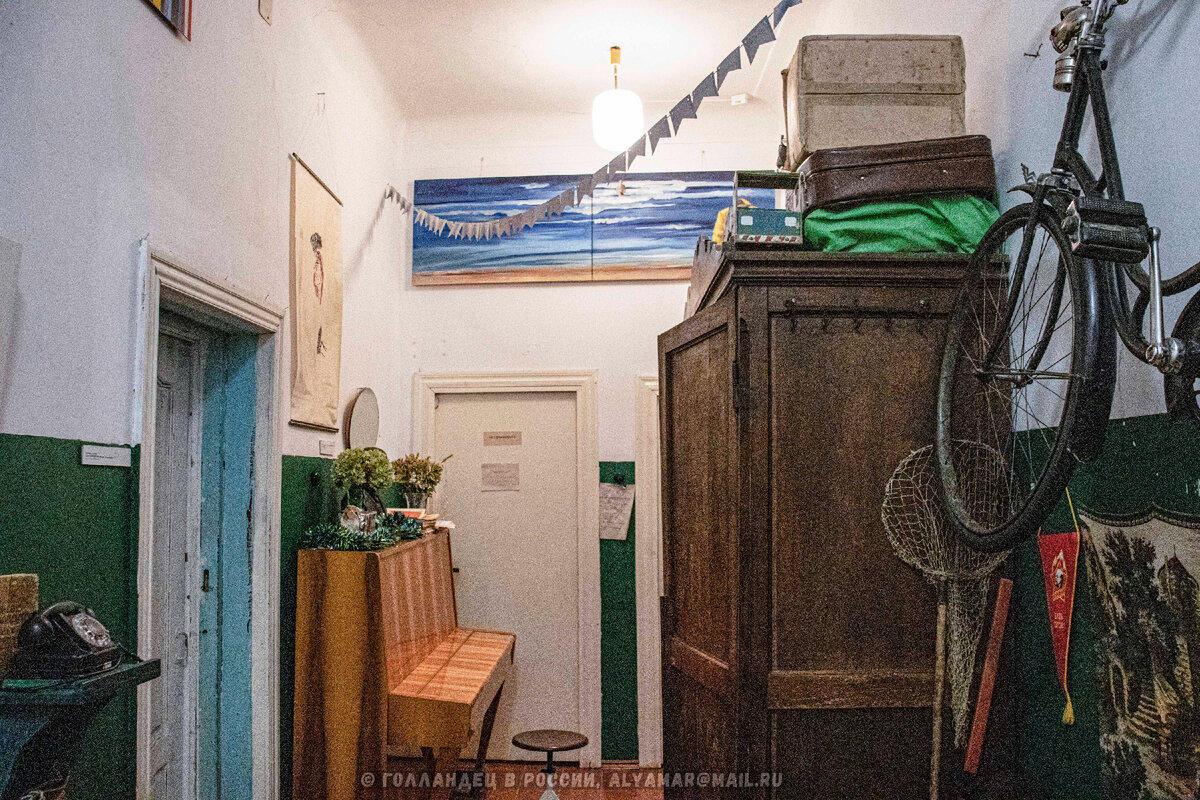 В коридоре у входа есть пианино. Можно было устроить концерты дома! Аудитория уже есть :) Фото: из личного архива