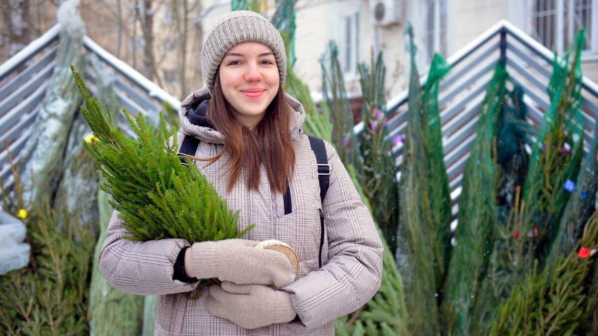    Москвичка Юлия Жердева купила новогоднее дерево на елочном базаре на 1-й Дубровской улице / Фото: Наталья Феоктистова / Вечерняя Москва