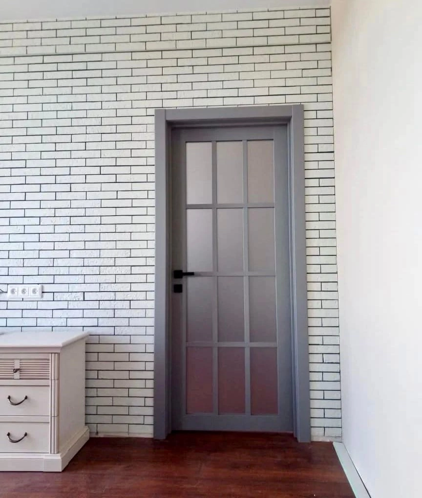 межкомнатные двери серые со стеклом в интерьере