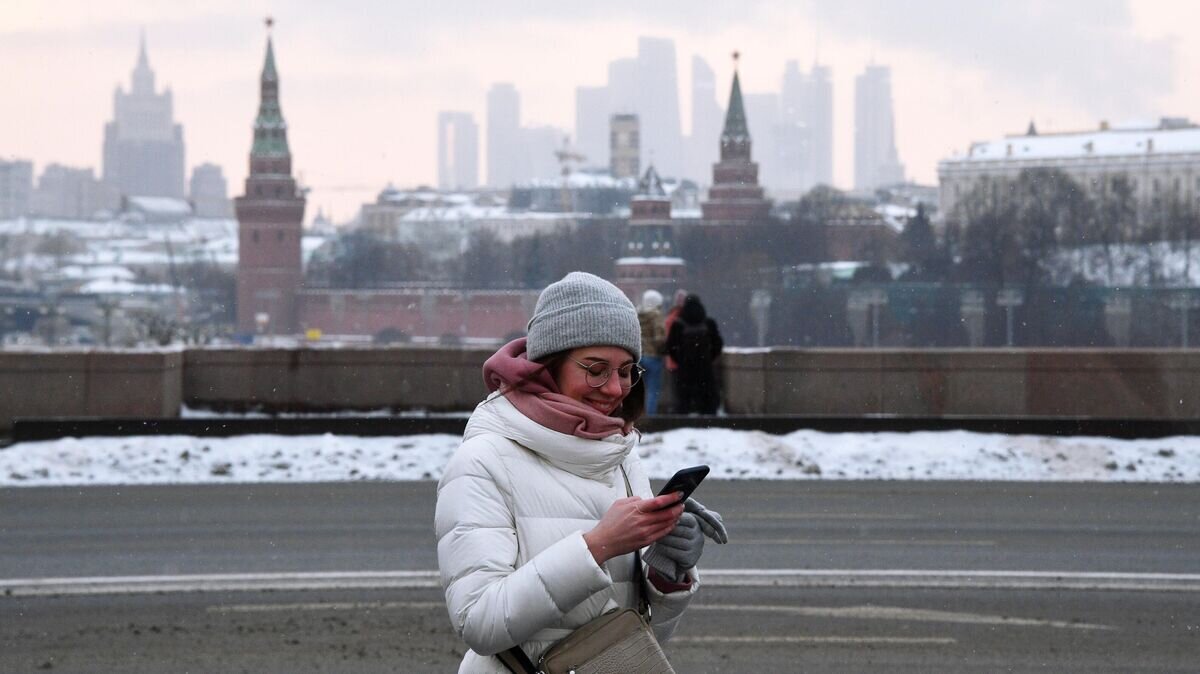    Девушка на Большом Москворецком мосту в Москве© РИА Новости / Евгений Биятов