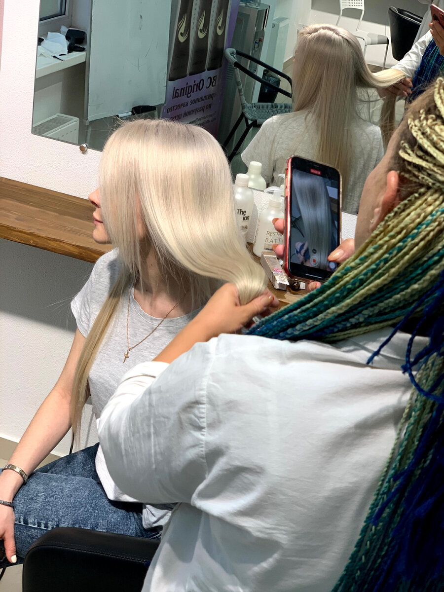 В последние несколько лет я работаю у кресла исключительно ради фото и видео контента. Но бывает, что соглашаюсь на окрашивание за деньги