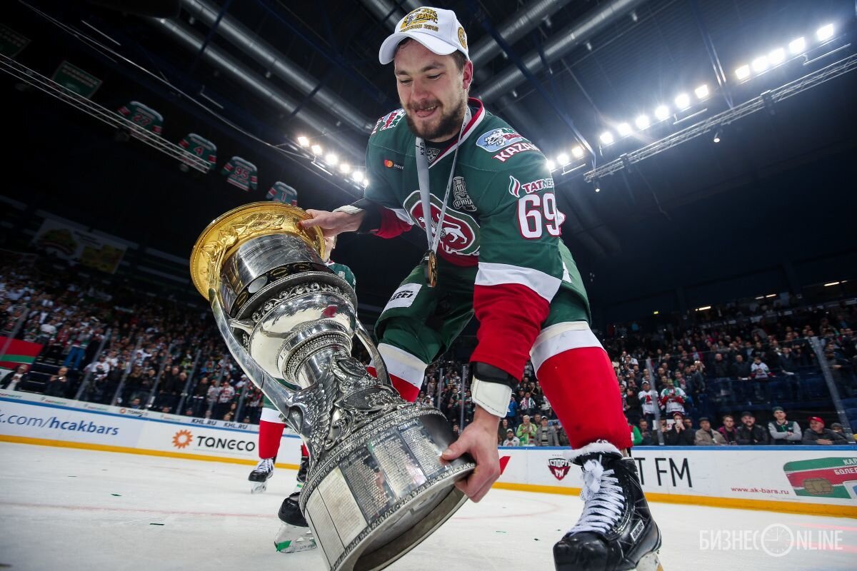 Кубок какого спорта назван именем гагарина. Данис Зарипов с Кубком Гагарина. Данис Зарипов АК Барс. АК Барс Кубок Гагарина 2009.