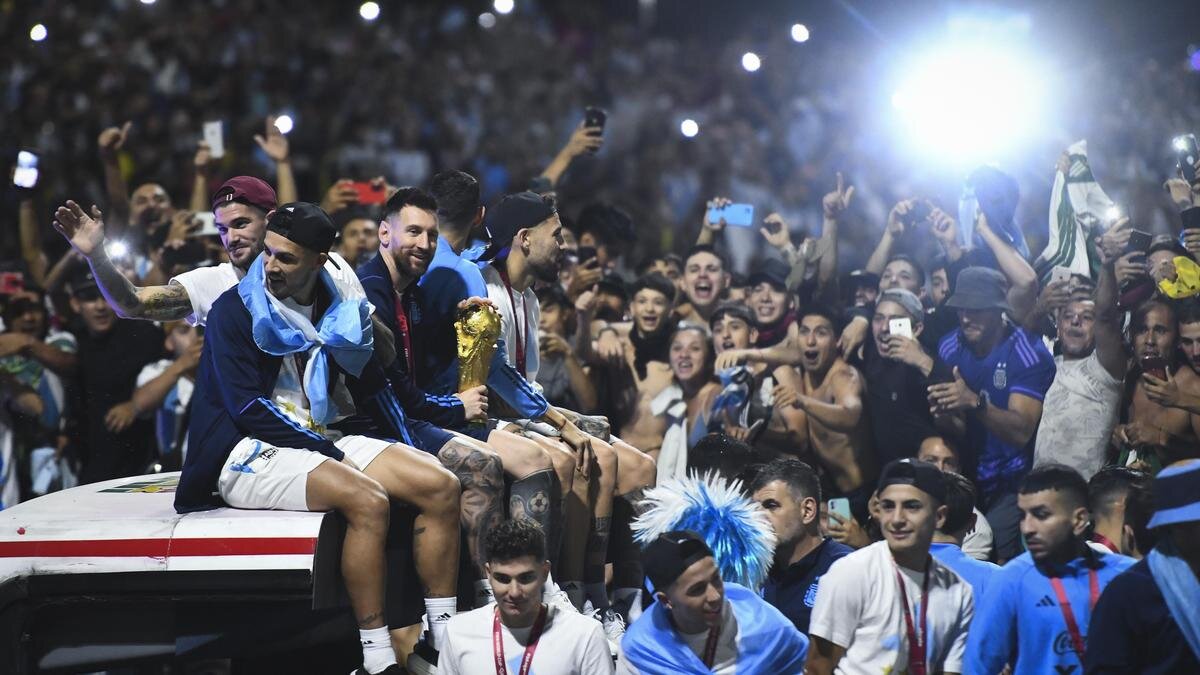    Сборная Аргентины на параде в Буэнос-Айресе:Rodrigo Valle/Getty Images