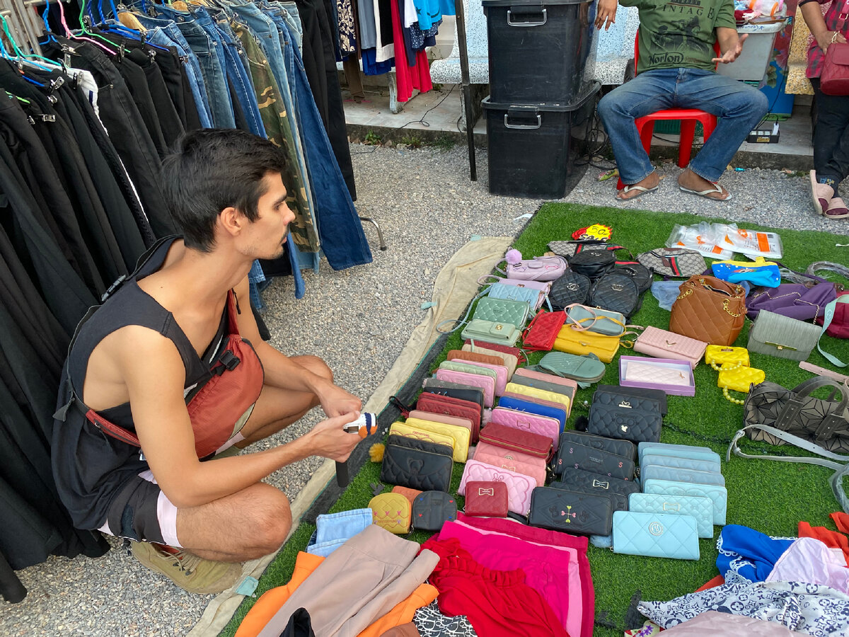 Саша выбирает сумочку через плечо. Кругом одни бренды, гуччи, шанель и многое всего интересного. Отдают за даром