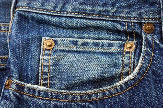 Ты наверняка замечала, что внутри большого кармана в джинсах есть еще и маленький, куда помещается только лишь указательный палец. Знаешь, для чего он нужен?
