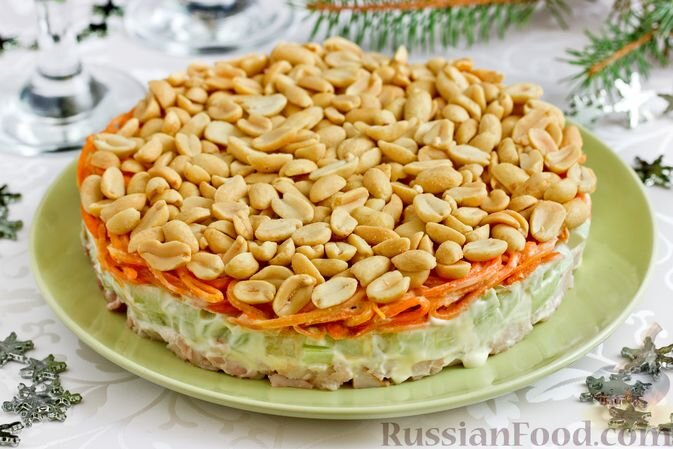 курица копчёная, морковка корейская, огурцы, арахис, майонез