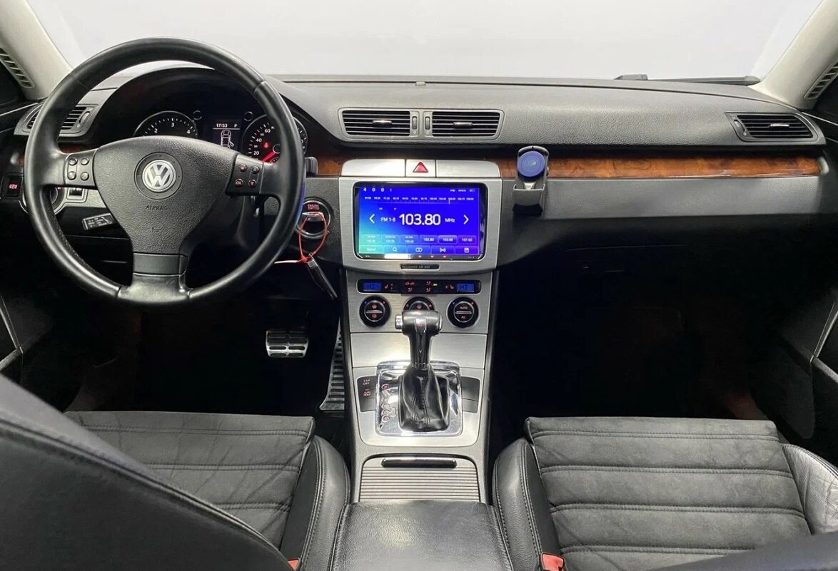 Интерьер модели, но с установленной панелью приборов от рестайлинга. 